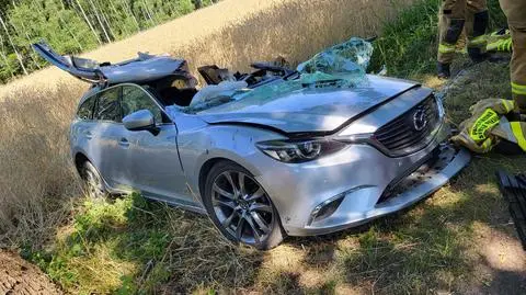 Zjechał z drogi i uderzył w drzewo. Nie żyje 46-latek