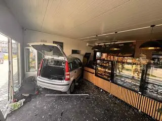 Kierowca wjechał w witrynę piekarni 