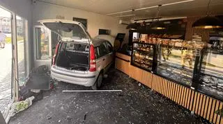 Zasłabła, wjechała autem do piekarni. Za ladą stały dwie osoby