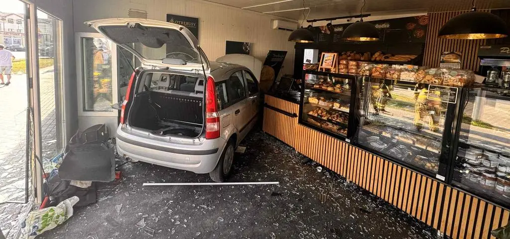 Zasłabła i wjechała autem do piekarni, za ladą stały dwie osoby