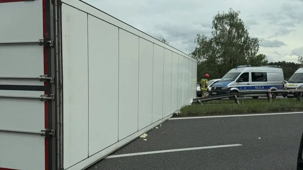 Przewrócona ciężarówka na A4