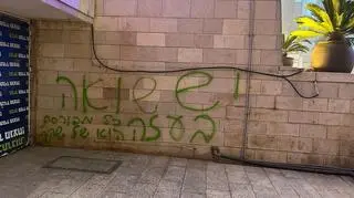 Napis "W Strefie Gazy trwa Holokaust" na fasadzie jerozolimskiej wielkiej synagogi