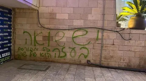 Napis "W Strefie Gazy trwa Holokaust" na fasadzie jerozolimskiej wielkiej synagogi