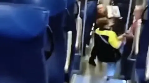 Kobieta upadła po uderzeniu walizką