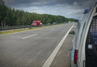 Rajd hulajnogą na A2. Nietrzeźwy 68-latek jechał pod prąd