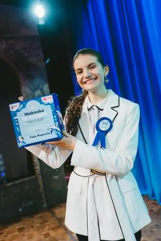 Marcelina z niebieską skrzyneczką