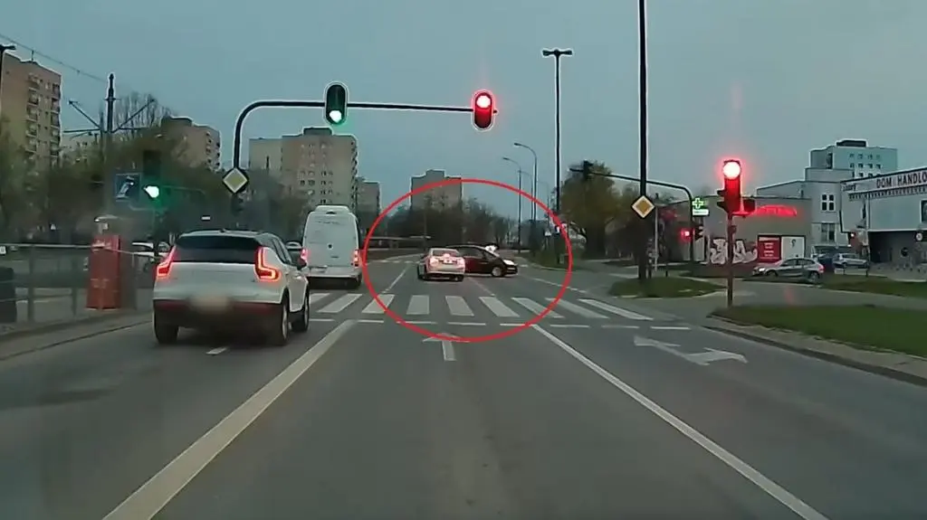 Centymetry od tragedii na skrzyżowaniu