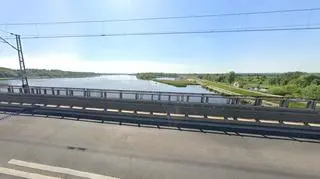 Pijany rowerzysta na moście. Przewrócił się, przeleciał przez barierkę