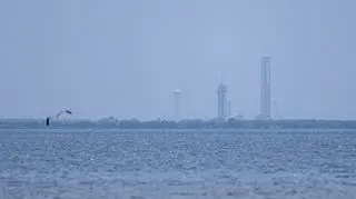 Widok z brzegu Indian River na Centrum Kosmiczne Kennedy'ego na przylądku Canaveral