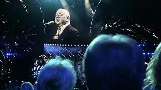 Zdjęcie Stanisława Soyki wyświetlane podczas koncertu "Orkiestra Mistrzom" w Operze Leśnej w Sopocie