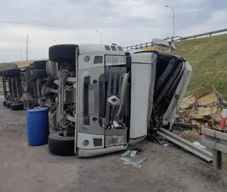 Ciężarówka przewożąca drób wypadła z jezdni