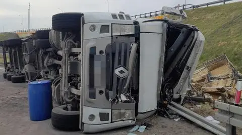 Ciężarówka przewożąca drób wypadła z jezdni