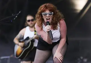 Czy nowa Kate Bush zatrzymała kandydata na prezydenta? Kim jest CMAT?