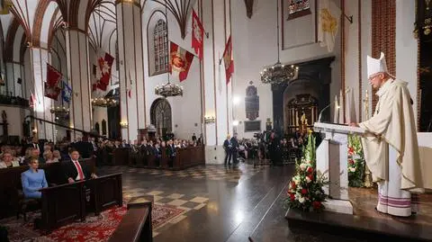 Prezydent Karol Nawrocki i jego żona na mszy w archikatedrze warszawskiej 