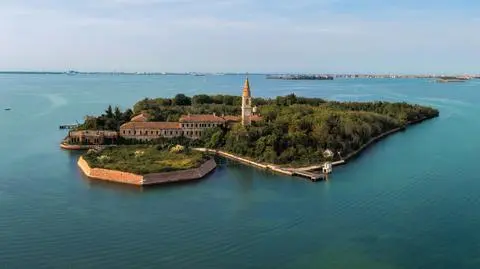Poveglia Wenecja Wlochy shutterstock_2417911413
