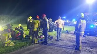 Auto dachowało, pasażerki w szpitalu