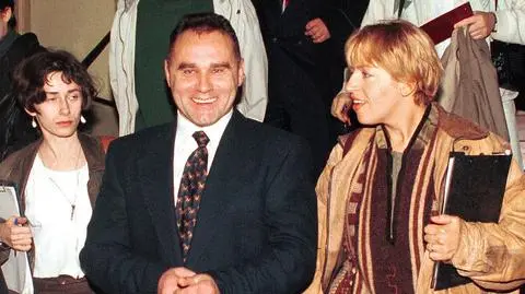 Nikodem Skotarczak w otoczeniu dziennikarzy w sądzie w Gdańsku w 1996 roku