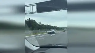 Łódź spadła z lawety na drogę. Nagranie