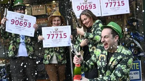 Pracownicy kiosku, którzy sprzedali zwycięskie kupony dla trzeciej i piątej nagrody w Oviedo