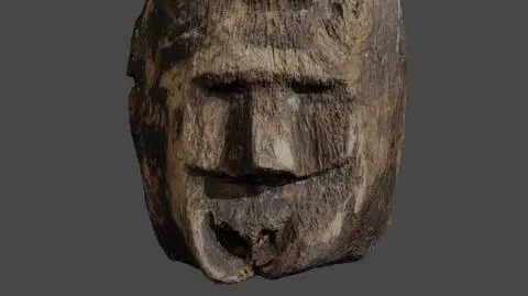 Archeolodzy z UMK wydobyli z wód jeziora Lednickiego tysiącletnią rzeźbę