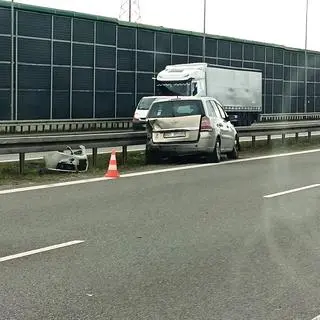 Samochód wpadł w bariery na S2 