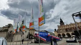 Flagi na Rynku Głównym w Krakowie przed wiecem Rafała Trzaskowskiego