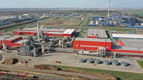 Rafineria ropy naftowej w Rosji. Zakład przetwórstwa ropy naftowej w Rosji. Magazyny ropy naftowej (zbiorniki na wolnym powietrzu).
 shutterstock_2688922891