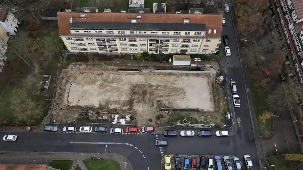 Widok na działkę, na której miał stanąć blok