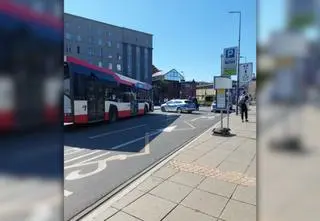 Pasażer zginął pod kołami autobusu. Nie zdążył wysiąść