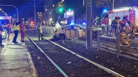 Samochód wjechał w przystanek tramwajowy na Ochocie