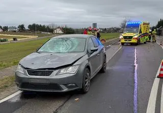 Samochód wjechał w nastolatki na przejściu dla pieszych. Tylko jedna zdążyła odskoczyć