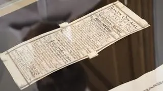 Kapsuła zawiera cztery dokumenty i 35 monet
