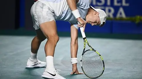 Faworyci rozłożeni na łopatki bez wychodzenia na kort