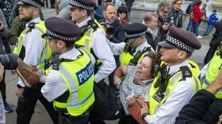 Policjanci wynoszą protestujących na manifestacji przy Trafalgar Square