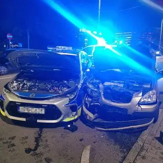 Uciekał przed policją, zderzył się z radiowozem