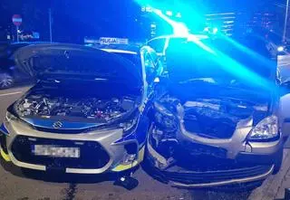 Uciekał przed policją, zderzył się z radiowozem. Miał cztery sprawy do ukrycia