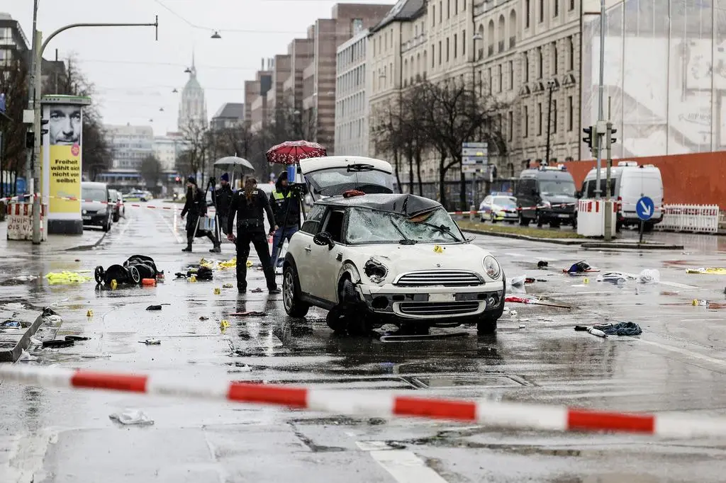 Samochód wjechał w grupę ludzi w Monachium