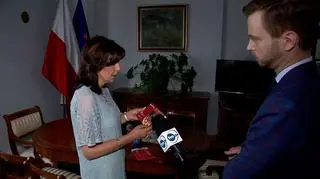 Gabriela Morawska-Stanecka z książeczką zamówioną przez Kancelarię Senatu