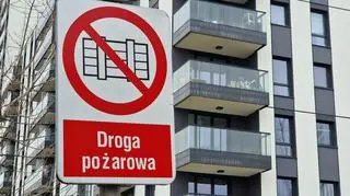 Droga pożarowa zablokowana słupkami i samochodami