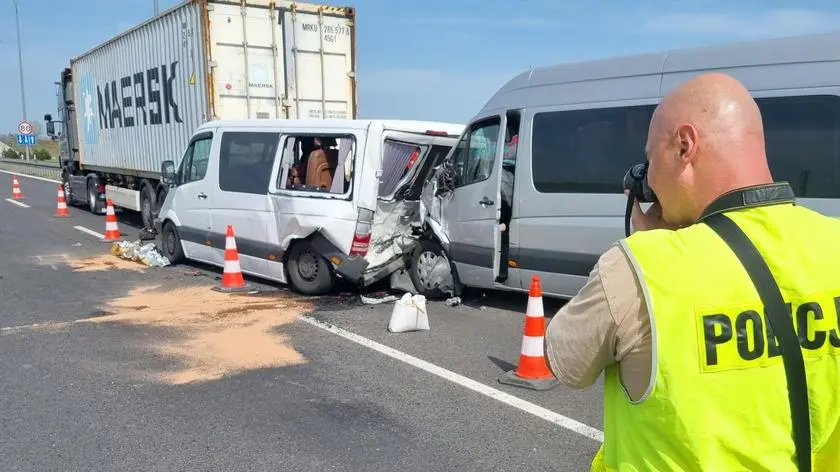Wypadek na A1. Ciężarówka zderzyła się z dwoma busami