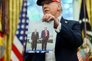 Donald Trump prezentuje zdjęcie z Władimirem Putinem