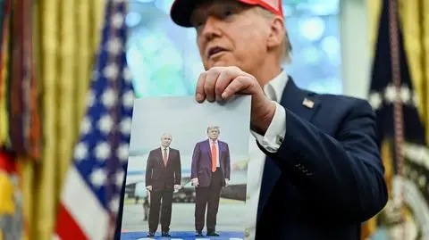 Donald Trump prezentuje zdjęcie z Władimirem Putinem