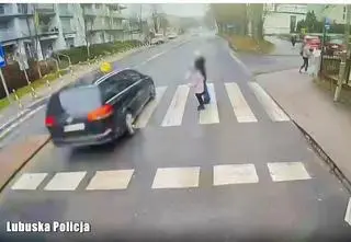 Centymetry od tragedii. Autobus się zatrzymał, auto nie. Nagranie 