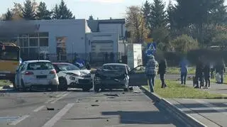 Zderzenie autobusu miejskiego z pięcioma samochodami 