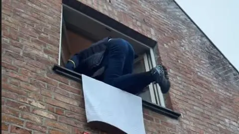 Przez okno i po drabinie. Wielka determinacja uwięzionego kolarza
