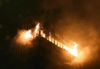 Spłonął słynny wieżowiec. Dwóch 18-latków zatrzymanych