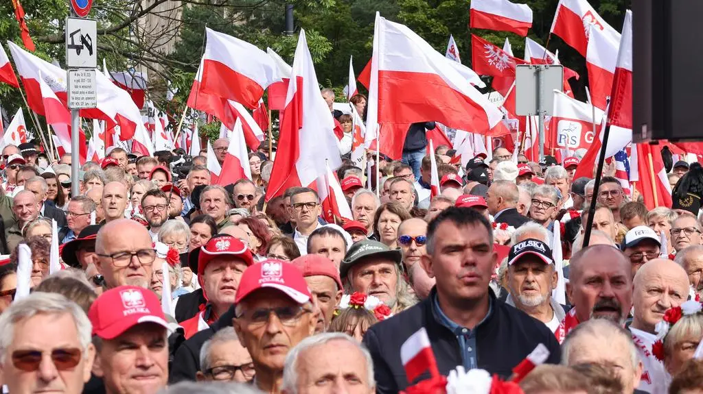 Zwolennicy Karola Nawrockiego gromadzą się przed Sejmem w Warszawie