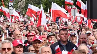 Konfrontacyjne orędzie Nawrockiego. Manifestacja przenosi się pod Pałac Prezydencki