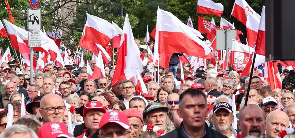 Konfrontacyjne orędzie Nawrockiego. Manifestacja przenosi się pod Pałac Prezydencki