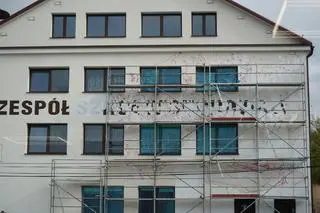 W środę (4 października) na ścianie pojawiały się już kontury postaci